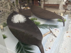 大塚家具のショーウィンドウに飾られた　南国ムードたっぷりのリゾートソファーセット