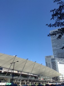 青空と東京駅八重洲口の写真