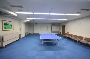 ヴィラ本栖　２階　研修室　研修で使われないときは卓球台が常設され卓球部屋になってます