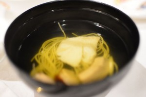 ヴィラ本栖　夕食　【和食】　（神無月御献立） お椀  松茸・鱈・黄味素麺・柚子