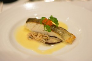 ヴィラ本栖　夕食　【洋食】　（10月のコース）  魚料理 スズキのポワレ　ブールブランソース