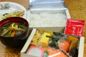 ナイト麻雀大会　夕飯　鮭弁当・お椀・お漬物