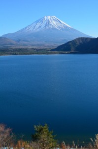 本栖湖と富士山　千円札の富士山と同じスポットの写真