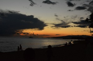 ワイキキ　陸軍博物館前ビーチ　夕日２