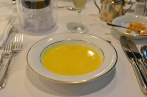ヴィラ本栖　夕食　【洋食】　（７月のコース） スープ  パンプキンポタージュ