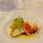 ヴィラ本栖　夕食　【洋食】　（７月のコース） 魚料理 スズキとオマール海老のポワレ　ブールブランソース
