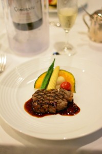 ヴィラ本栖　夕食　【洋食】　（７月のコース）  肉料理  サーロインステーキ　赤ワインソース