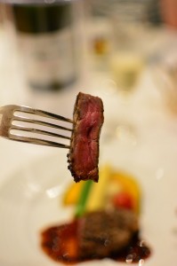 ヴィラ本栖　夕食　【洋食】　（７月のコース）  肉料理  サーロインステーキ　赤ワインソース　肉カット