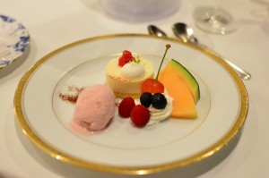 ヴィラ本栖　夕食　【洋食】　（７月のコース） デザート 苺のアイス